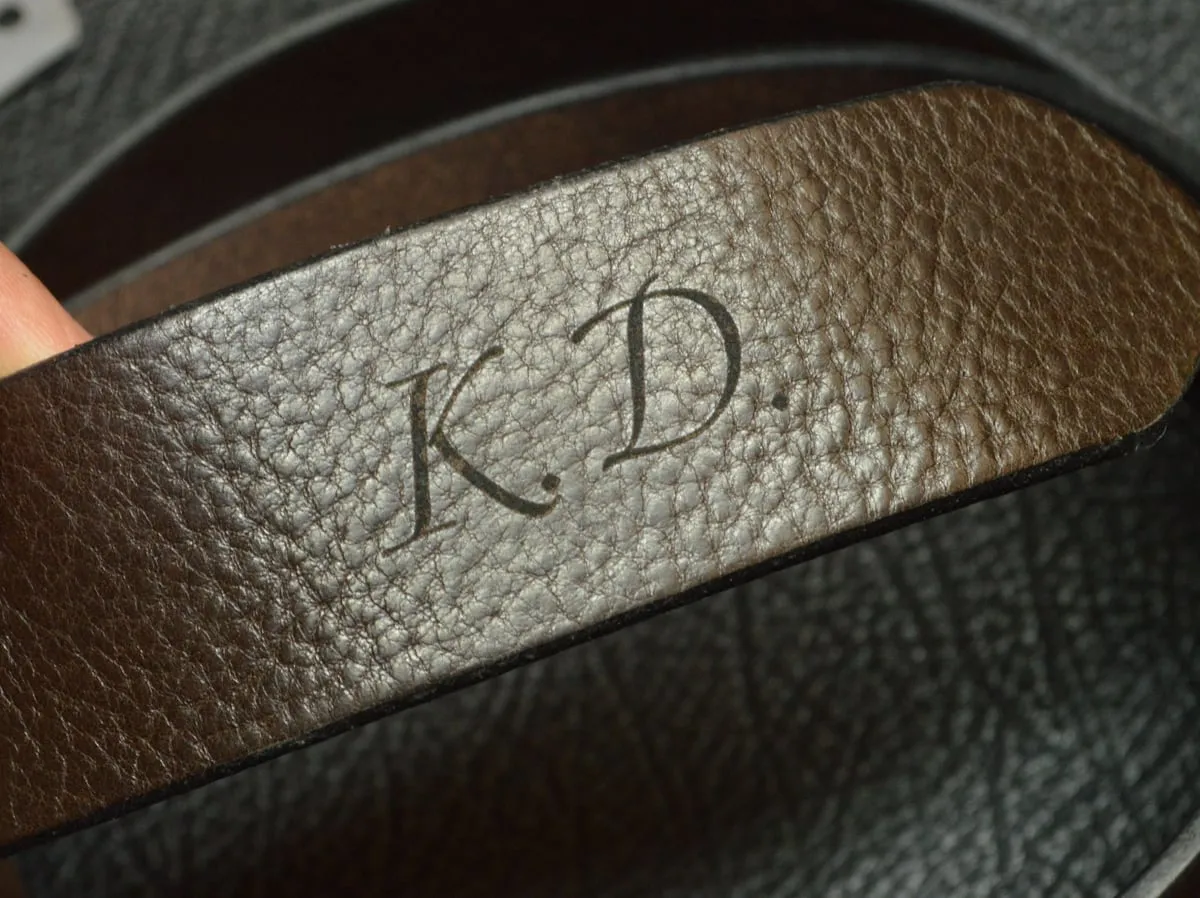 Тёмно-коричневое полотно с гравировкой инициалов «K.D.»